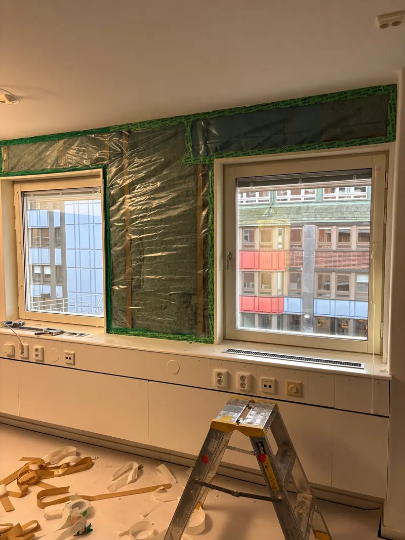 Fönster monterade i vägg med tätskikt runt karmarna under arbetet